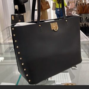 MICHAEL KORS MANHATTAN LARGE SHOULDER TOTE BAG
SMOOTH LEATHER
STUDS 
BLACK